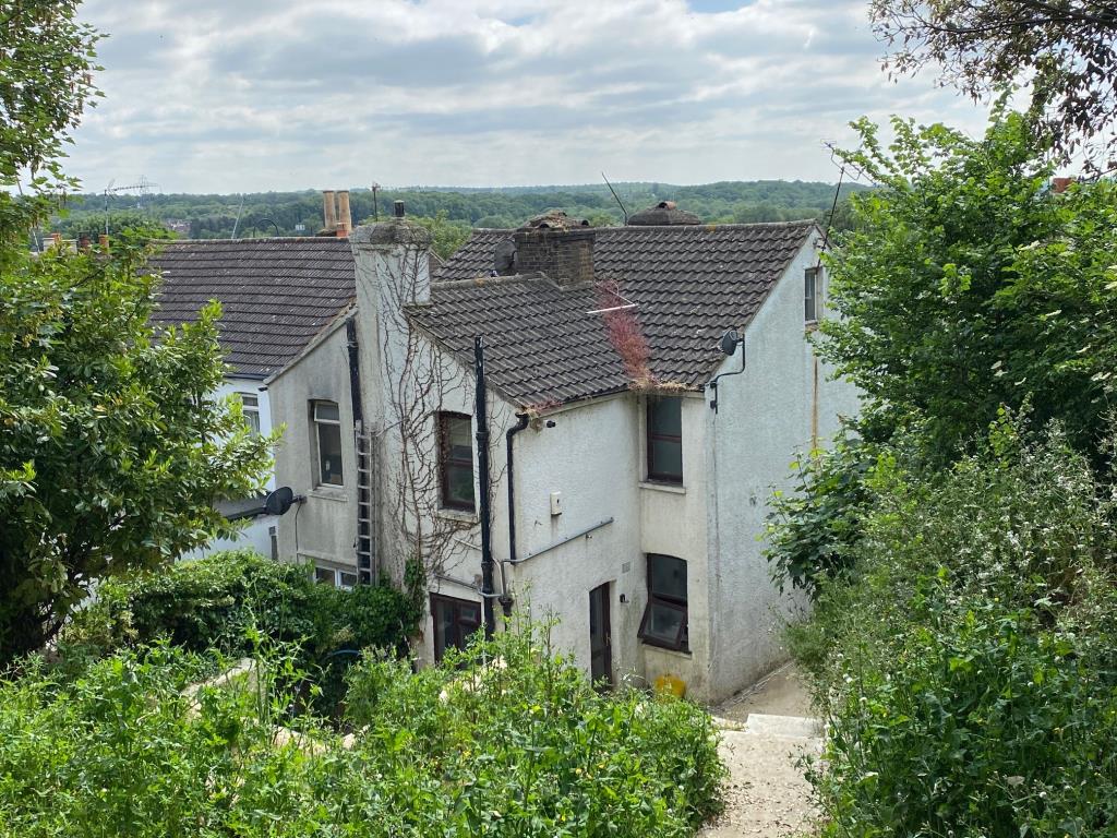 Lot: 136 - SEMI-DETACHED HOUSE FOR REFURBISHMENT - Victorian style, brick house